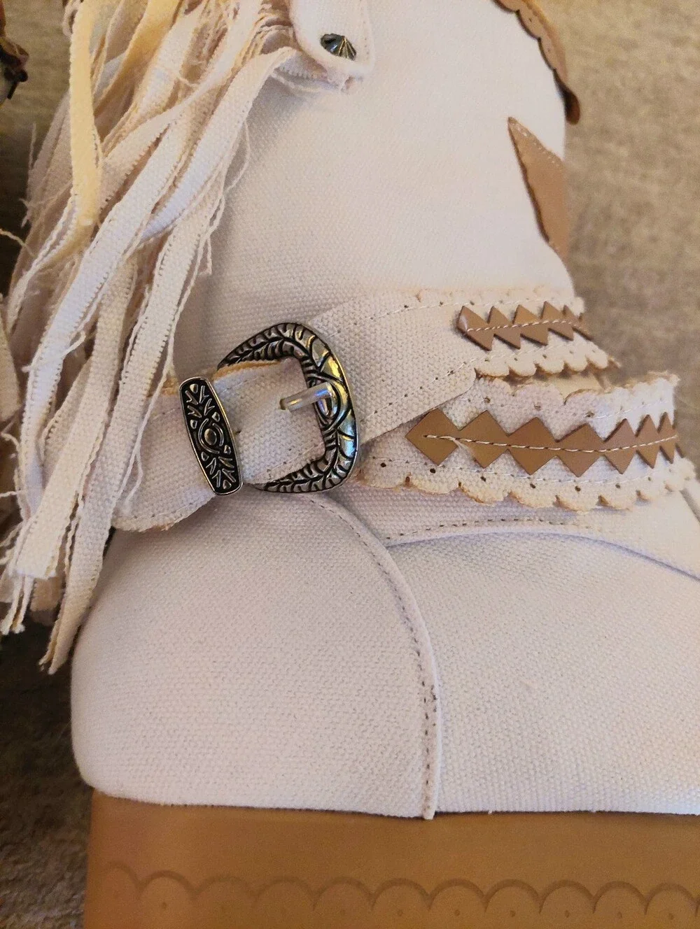 Boho-Chic White Fringe Western Moccasin Platform Boots - Size US 6 (No Brand)
